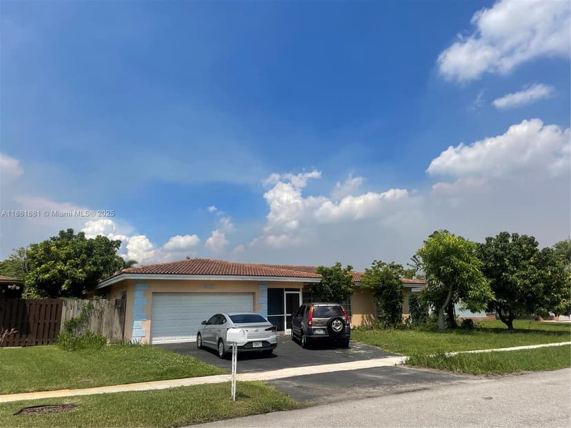 8203 NW 73rd Ter, Tamarac FL 33321