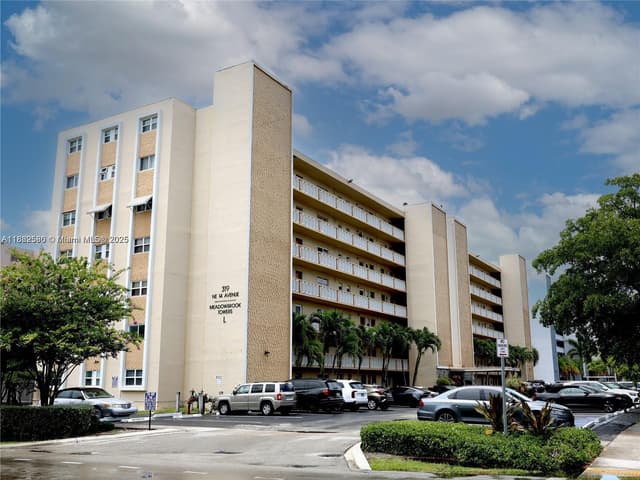 319 NE 14th Ave # 505, Hallandale Beach FL 33009 - Hallandale Beach, FL - Photo 2
