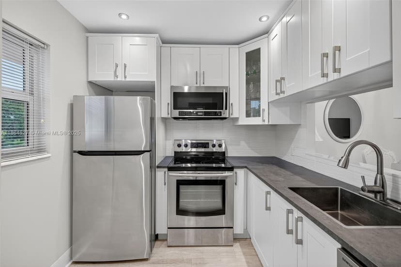 5001 NW 34th St # 304, Lauderdale Lakes FL 33319