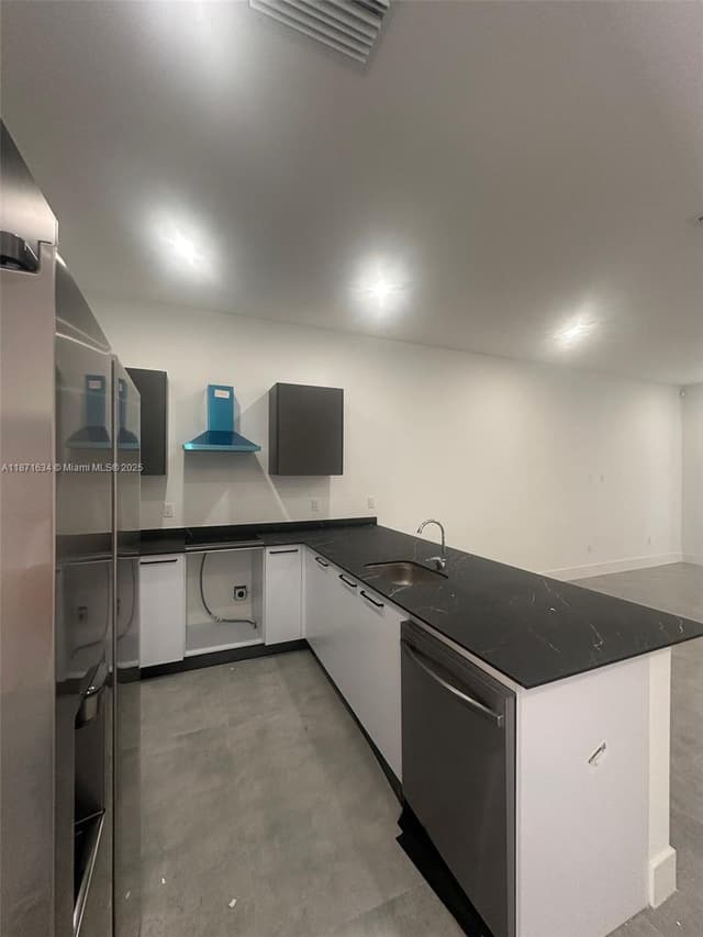 2423 NW 23rd Ln, Fort Lauderdale FL 33311 - Fort Lauderdale, FL - Photo 2