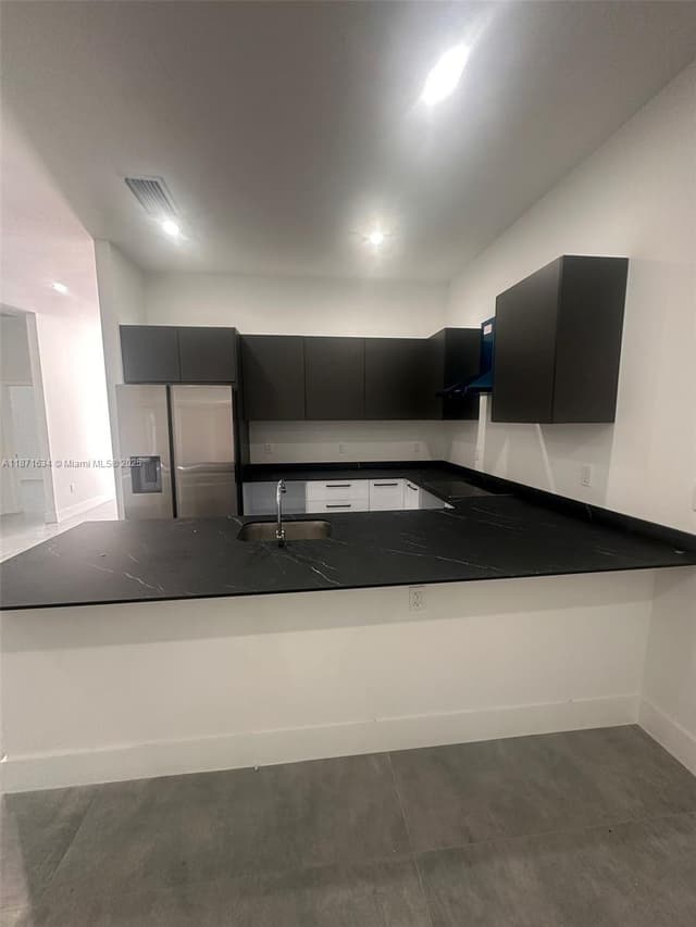 2423 NW 23rd Ln, Fort Lauderdale FL 33311 - Fort Lauderdale, FL - Photo 4