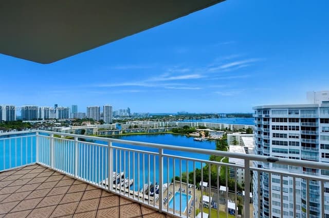 18071 Biscayne Blvd, Aventura FL 33160 - Aventura, FL - Photo 2