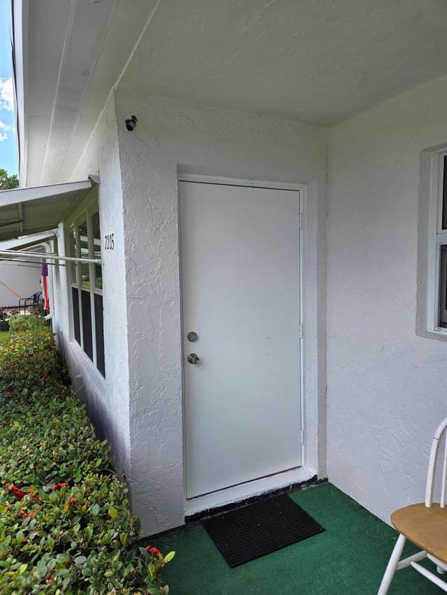 7205 W Oakridge Circle, Lake Worth FL 33462 - Lake Worth, FL - Photo 2