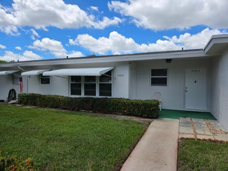 7205 W Oakridge Circle, Lake Worth FL 33462 - Lake Worth, FL - Photo 1