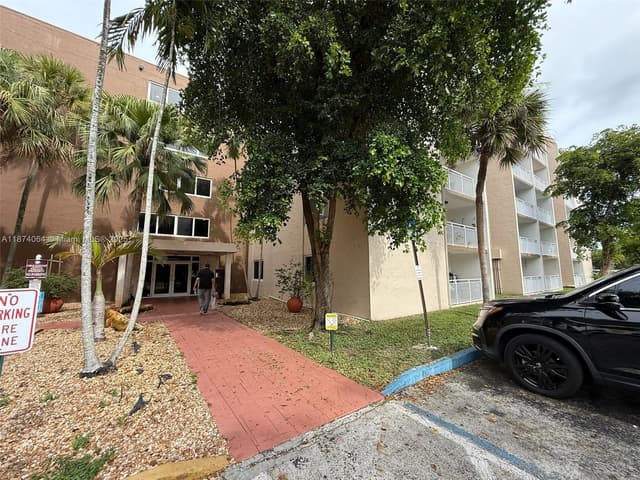 6940 Miami Gardens Dr # 122, Hialeah FL 33015 - Hialeah, FL - Photo 2