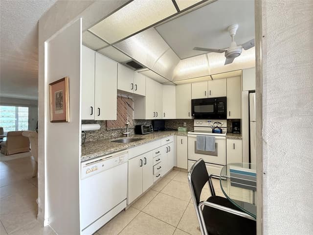 2504 Antigua Terrace # D2, Coconut Creek FL 33066 - Coconut Creek, FL - Photo 6