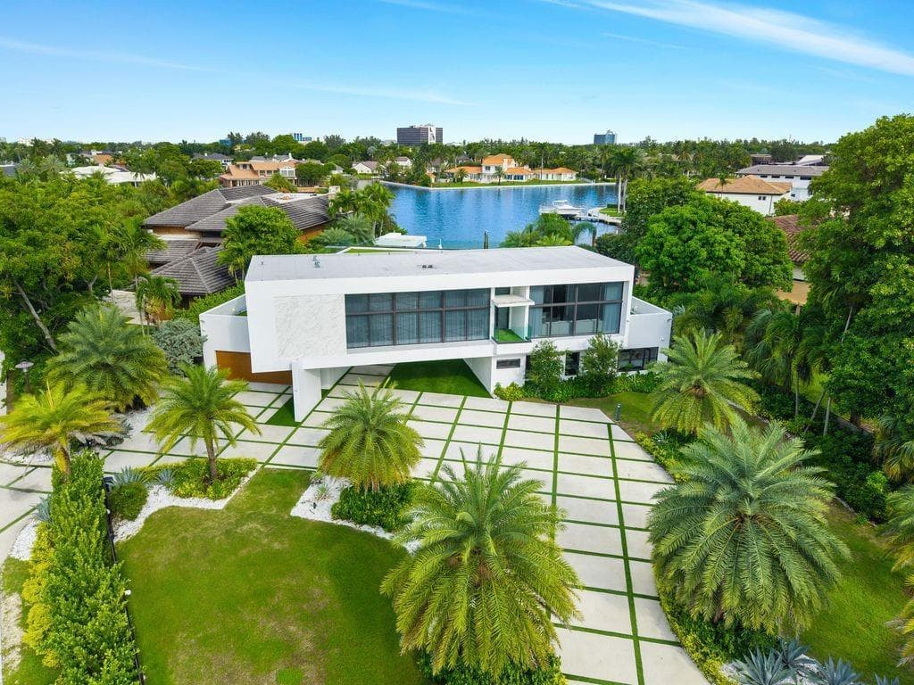 19 Gatehouse Road, Sea Ranch Lakes FL 33308