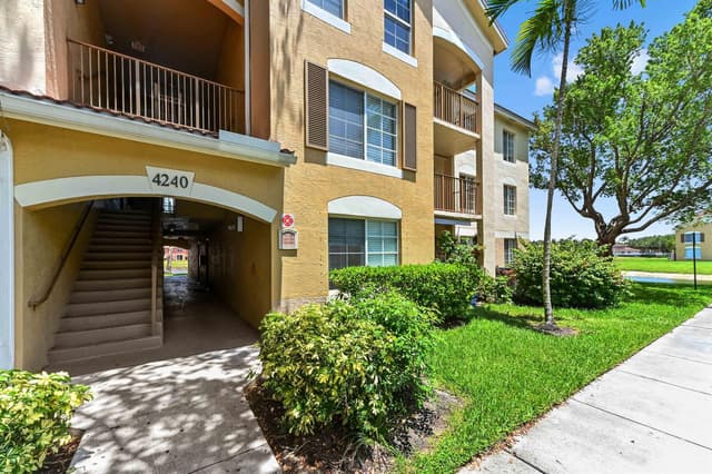 4240 San Marino Boulevard # 108, West Palm Beach FL 33409 - West Palm Beach, FL - Photo 2