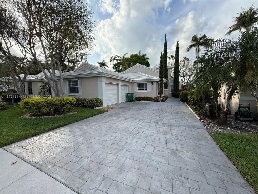 1040 Wilshire Cir W, Pembroke Pines FL 33027