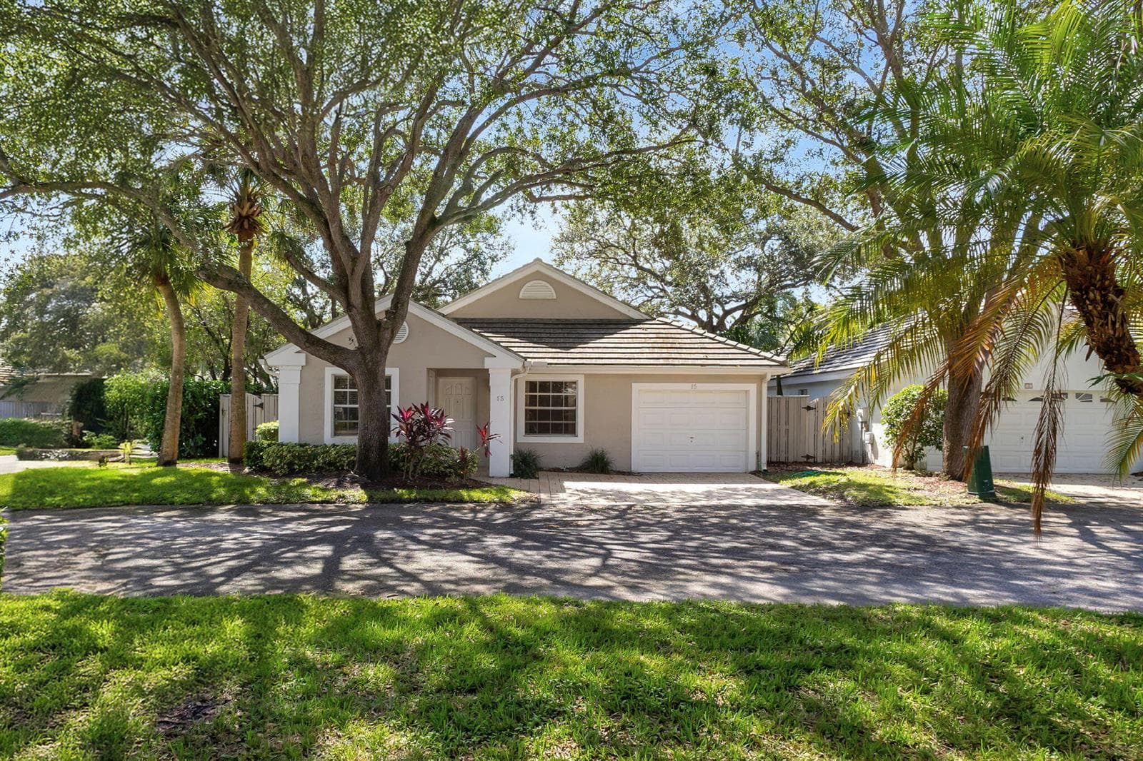 15 Admirals Court, Palm Beach Gardens FL 33418
