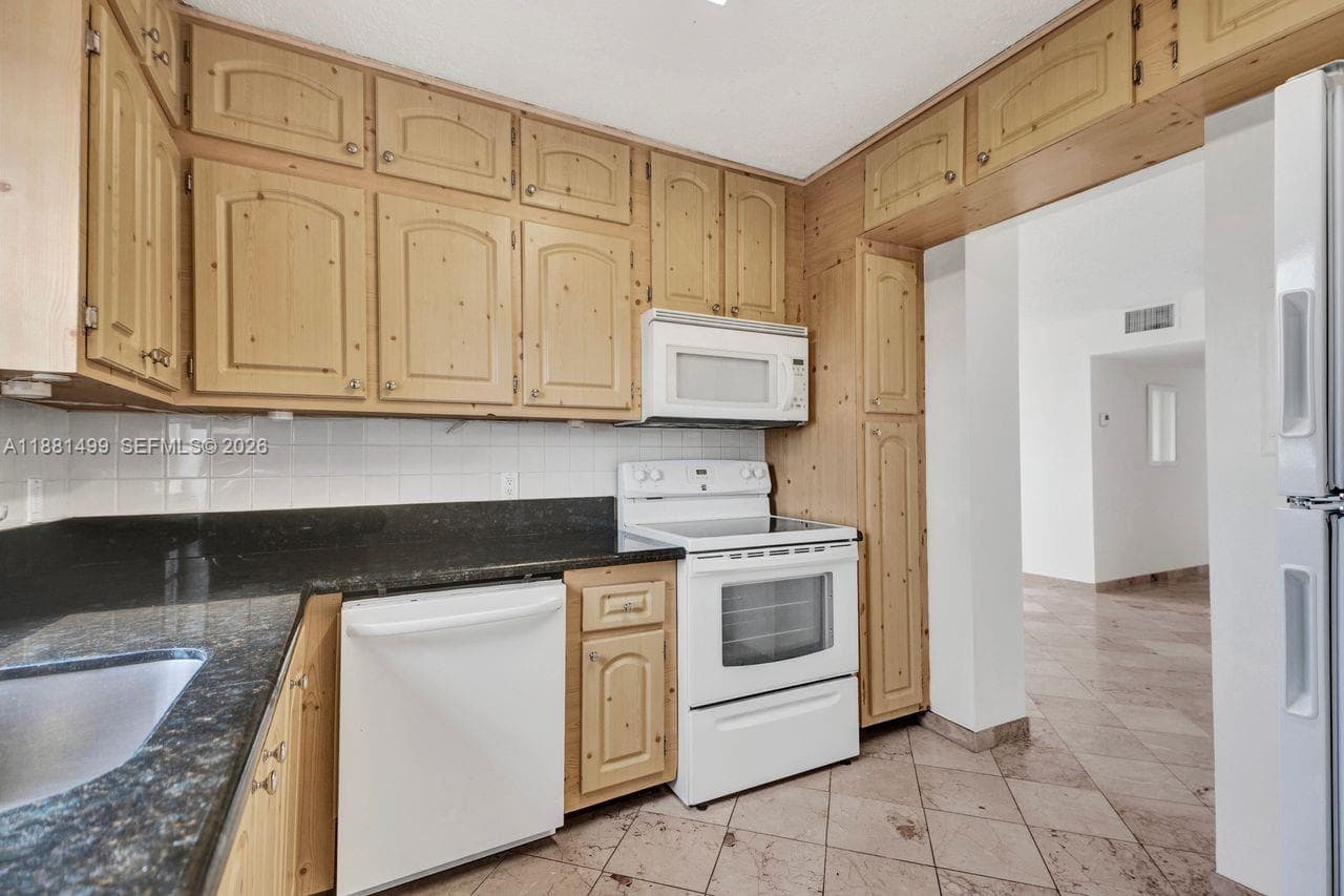 2025 NE 164th St # 716, North Miami Beach FL 33162 - North Miami Beach, FL - Photo 1