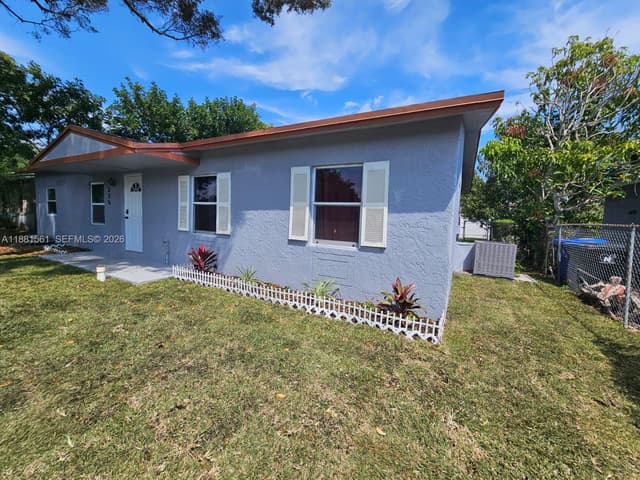 325 SW 80th Ter, North Lauderdale FL 33068 - North Lauderdale, FL - Photo 2