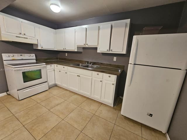 325 SW 80th Ter, North Lauderdale FL 33068 - North Lauderdale, FL - Photo 5