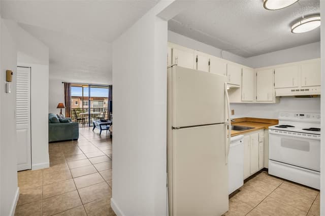 2840 Somerset Drive # 403, Lauderdale Lakes FL 33311 - Lauderdale Lakes, FL - Photo 3
