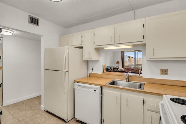 2840 Somerset Drive # 403, Lauderdale Lakes FL 33311 - Lauderdale Lakes, FL - Photo 4