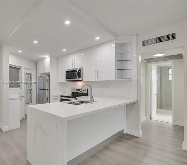 18720 NE 18th Ave # 116, Miami FL 33179 - Miami, FL - Photo 2