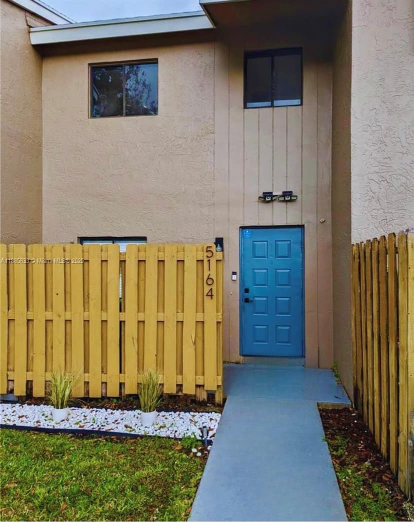 5164 S University Dr, Davie FL 33328