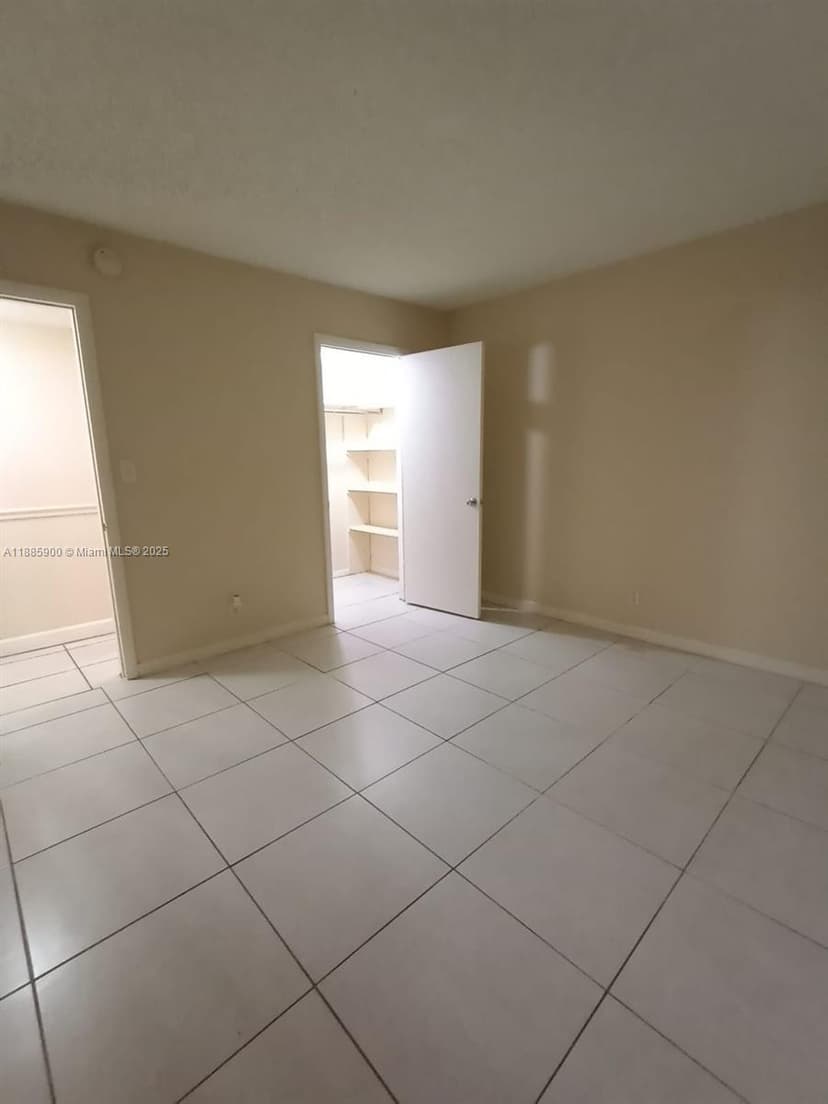 430 Commodore Dr # 104, Plantation FL 33325