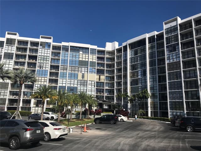 1000 Parkview Dr # 627, Hallandale Beach FL 33009 - Hallandale Beach, FL - Photo 2