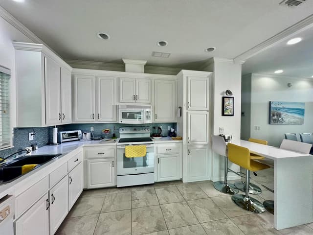 413 Hibiscus Drive, Deerfield Beach FL 33442 - Deerfield Beach, FL - Photo 2