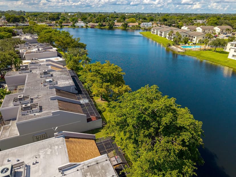 11225 NW 16th Ct, Pembroke Pines FL 33026