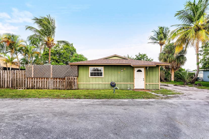 2907 Apalachee Road, Palm Springs FL 33406