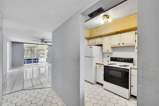 2901 Sunrise Lakes Drive # 101, Sunrise FL 33322 - Sunrise, FL - Photo 4