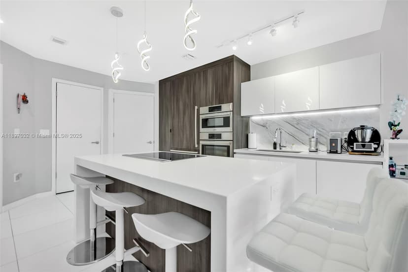 851 NE 1st Ave # 806, Miami FL 33132