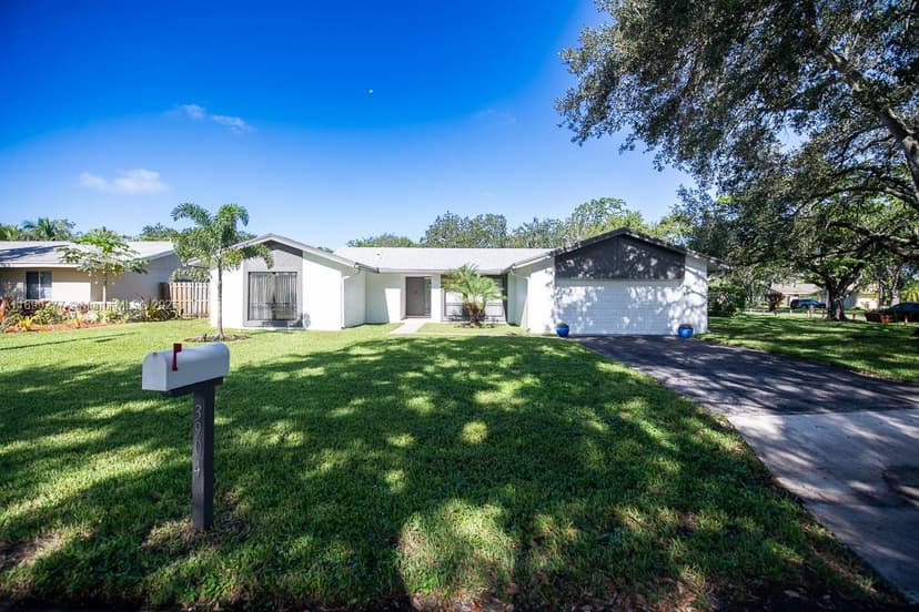 3904 W Sailboat Dr, Cooper City FL 33026