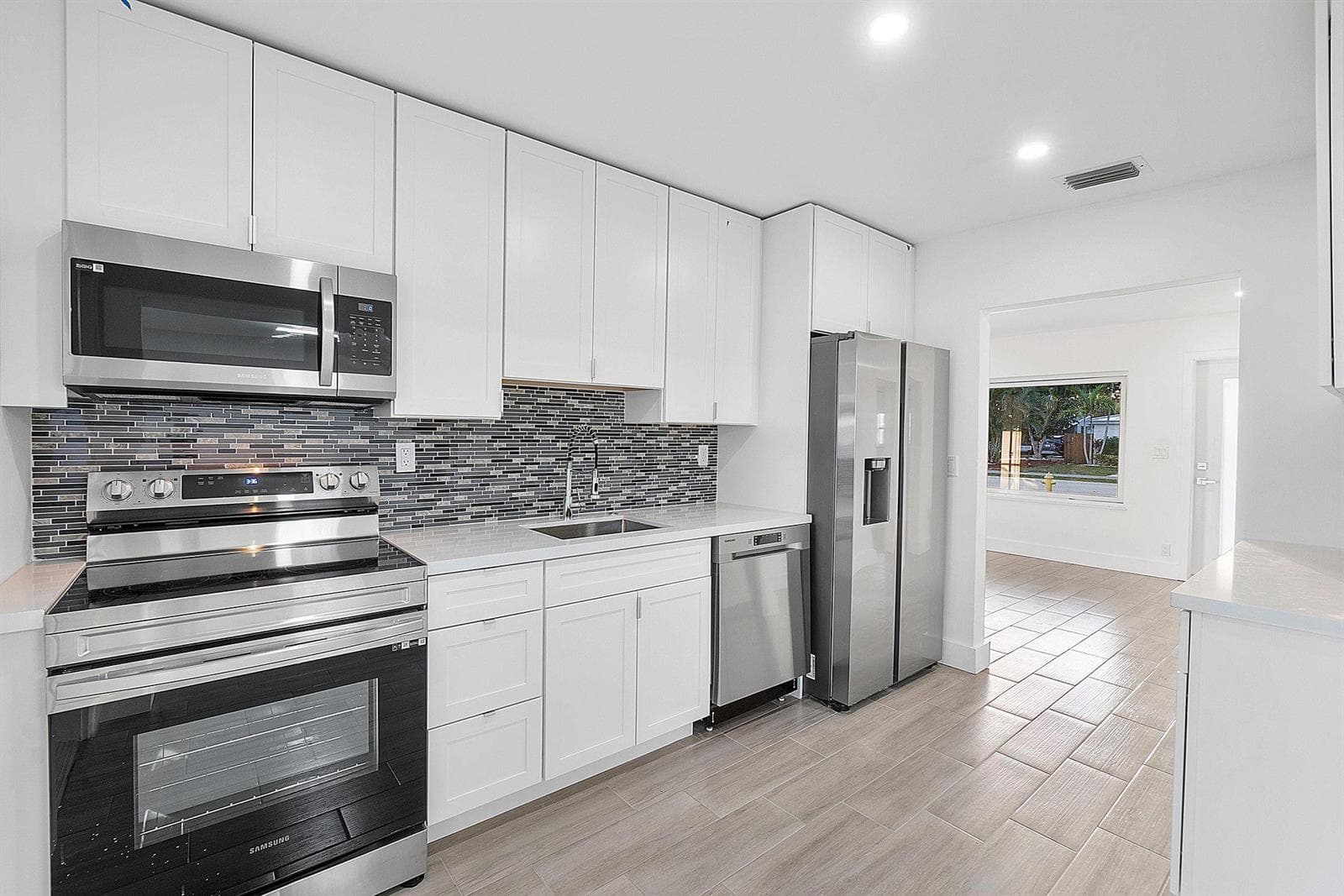 370 S Golf Boulevard, Pompano Beach FL 33064 - Pompano Beach, FL - Photo 1