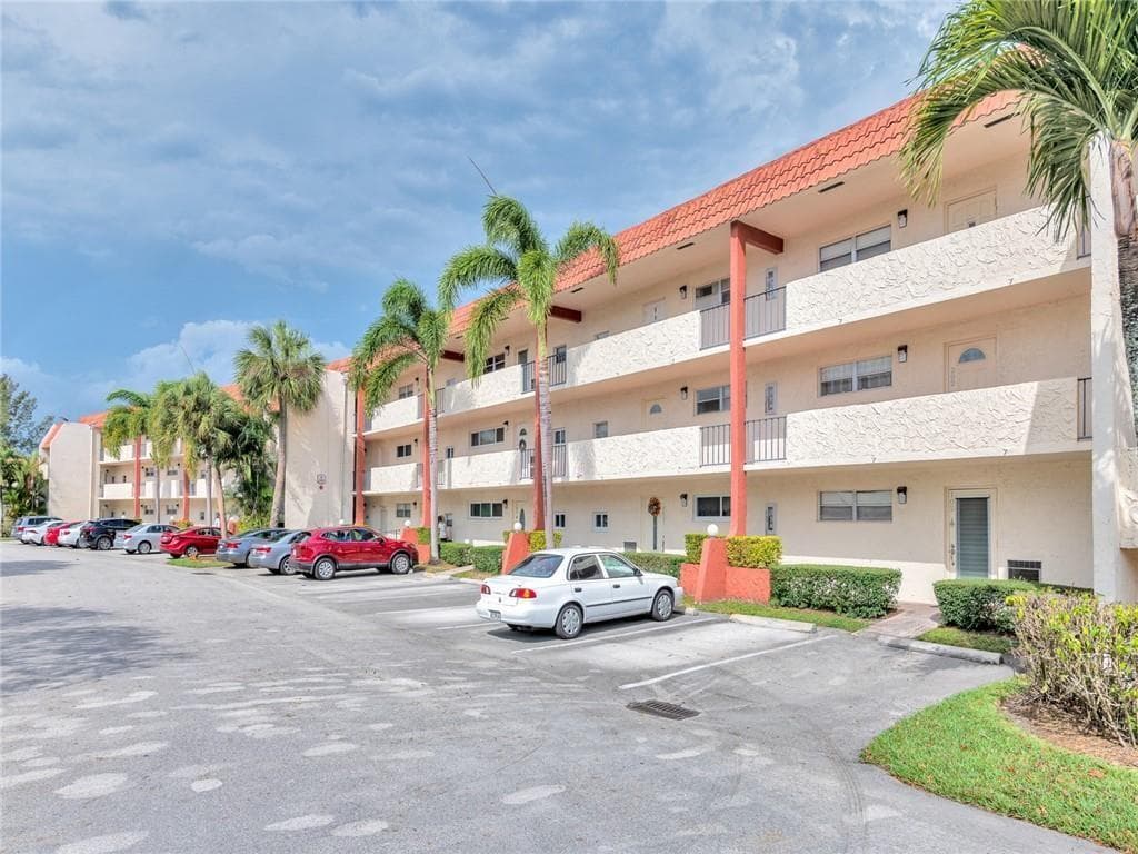 9800 N Hollybrook Lake Drive # 202, Pembroke Pines FL 33025 - Pembroke Pines, FL - Photo 1