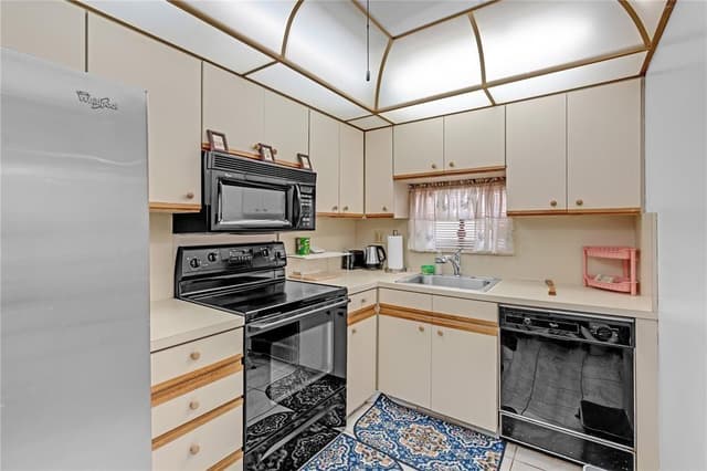 9800 N Hollybrook Lake Drive # 202, Pembroke Pines FL 33025 - Pembroke Pines, FL - Photo 5