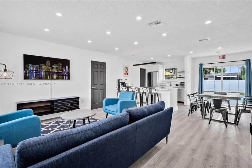 7471 Hope St, Hollywood FL 33024