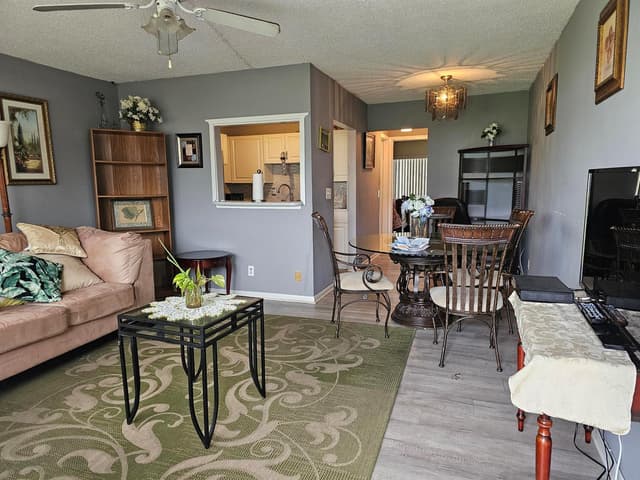 102 Easthampton E, West Palm Beach FL 33417 - West Palm Beach, FL - Photo 2