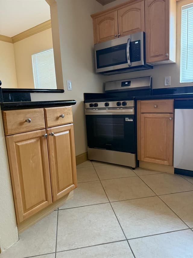 744 NE 14th Avenue # 12, Fort Lauderdale FL 33304 - Fort Lauderdale, FL - Photo 2