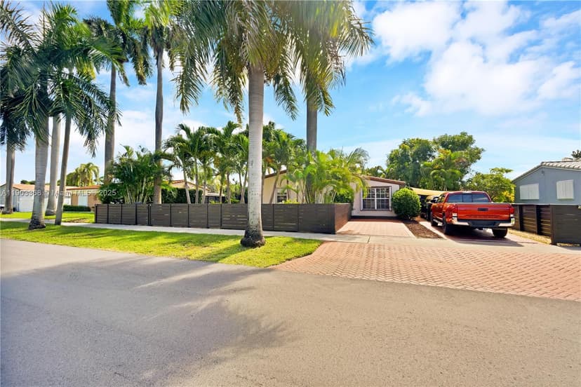 818 NE 3rd St, Hallandale Beach FL 33009