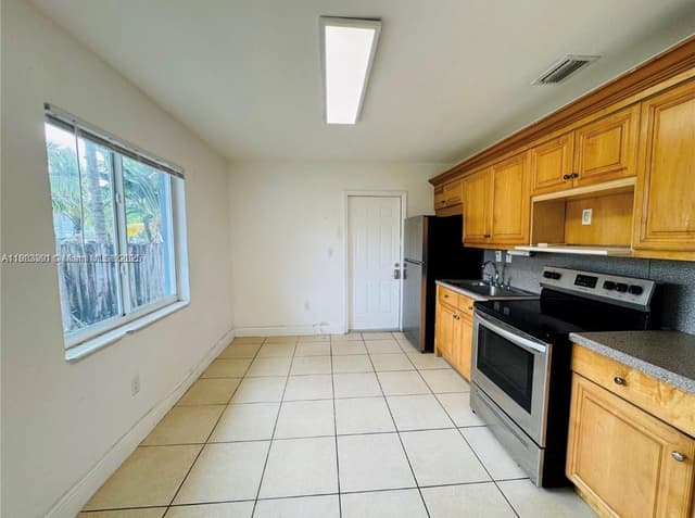 2540 NE 181st St, North Miami Beach FL 33160 - North Miami Beach, FL - Photo 2
