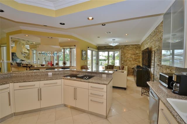 16232 NW 79th Ave, Miami Lakes FL 33016 - Miami Lakes, FL - Photo 5