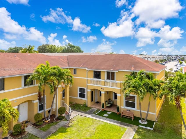 810 NE 212th Ter # 2, Miami FL 33179 - Miami, FL - Photo 2