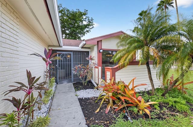 29 FAWLKLAND Circle, Boynton Beach FL 33426 - Boynton Beach, FL - Photo 4