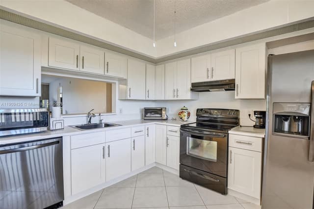 13105 SW 16TH CT # 407L, Pembroke Pines FL 33027 - Pembroke Pines, FL - Photo 3