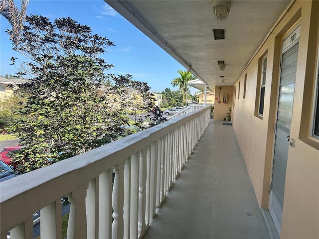 2112 NE 1st Way # 203, Boynton Beach FL 33435 - Boynton Beach, FL - Photo 2
