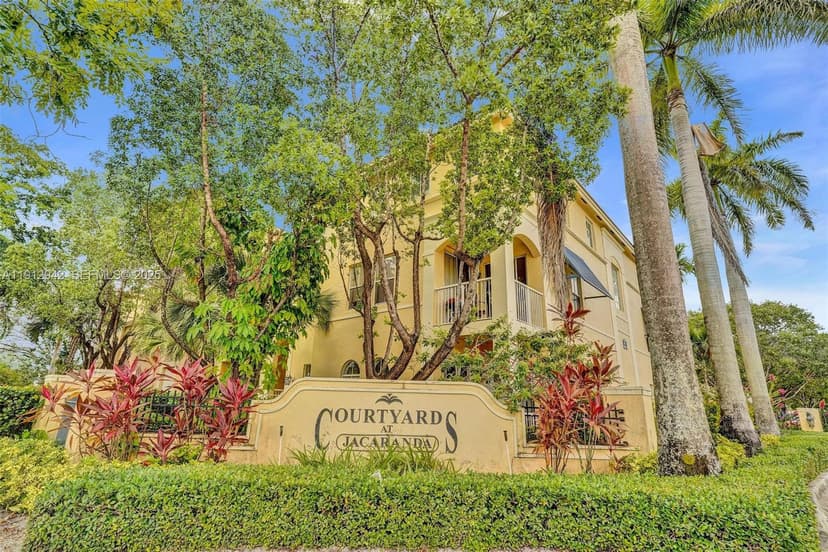 100 Jacaranda Country Club Dr # 203, Plantation FL 33324
