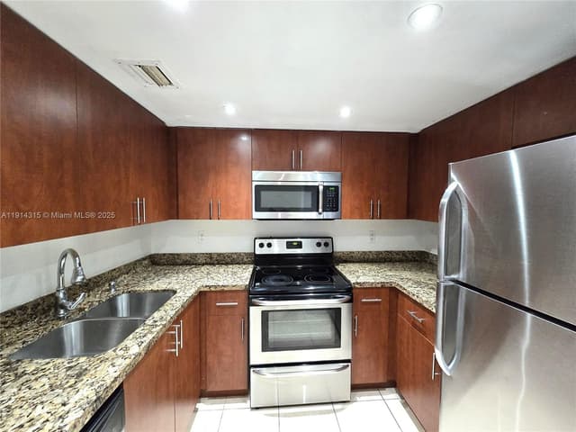 6940 Miami Gardens Dr # 319, Hialeah FL 33015 - Hialeah, FL - Photo 2