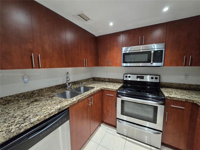 6940 Miami Gardens Dr # 319, Hialeah FL 33015 - Hialeah, FL - Photo 3