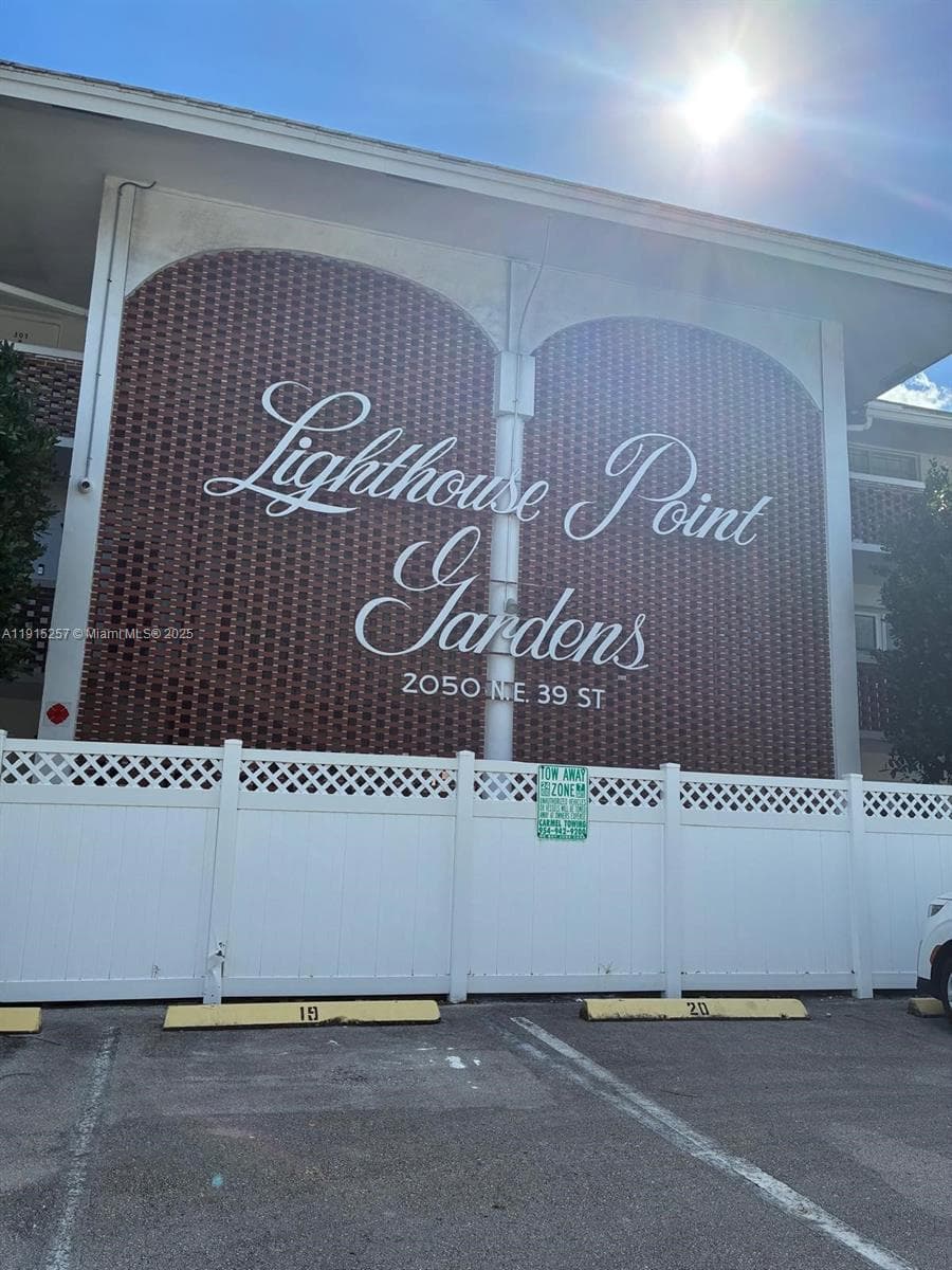 2050 NE 39th St, Lighthouse Point FL 33064