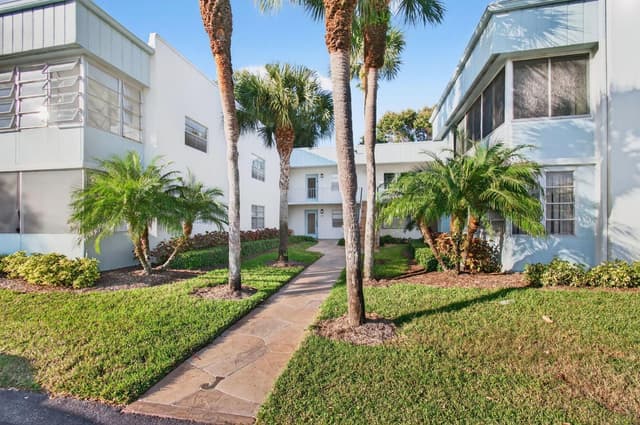449 Normandy J, Delray Beach FL 33484 - Delray Beach, FL - Photo 2