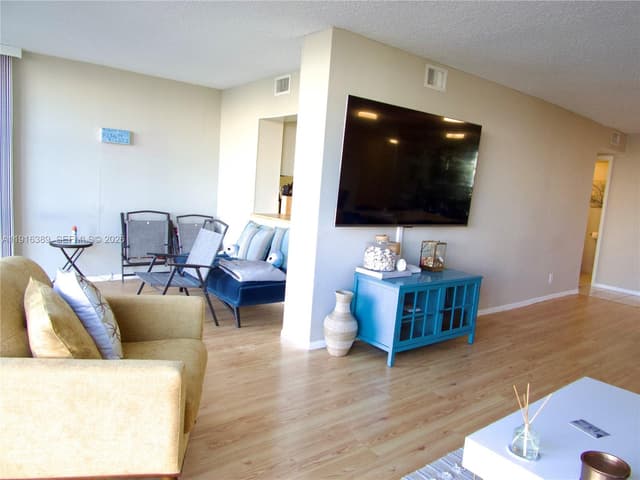 800 Parkview Dr # 402, Hallandale Beach FL 33009 - Hallandale Beach, FL - Photo 4