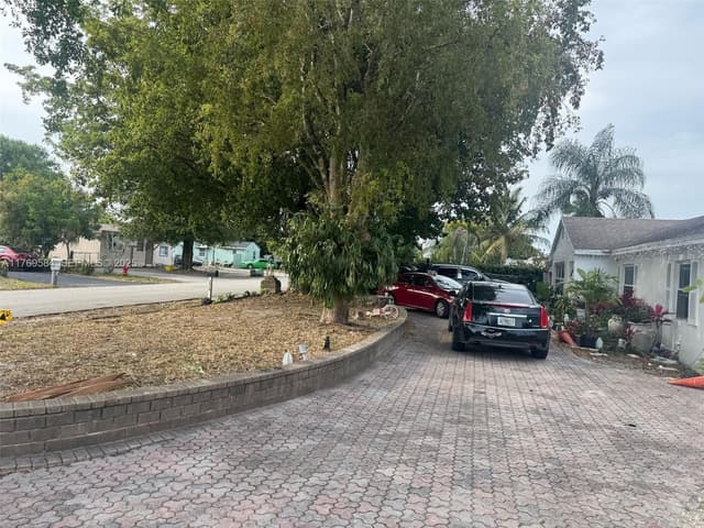3918 Serubi Avenue, Palm Springs FL 33461 - Palm Springs, FL - Photo 3