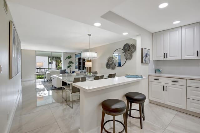 9720 S Hollybrook Lake Drive # 204, Pembroke Pines FL 33025 - Pembroke Pines, FL - Photo 3